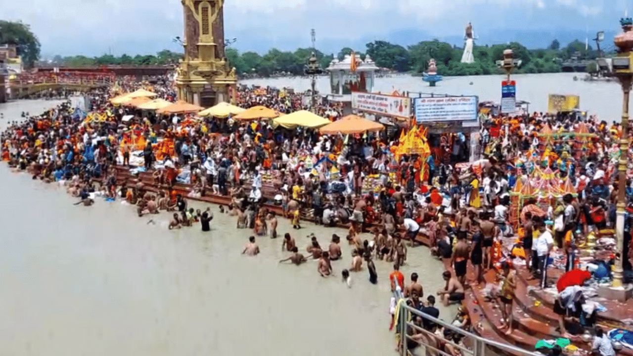 ஹரித்துவாரில் சிவபக்தர்களுக்கு உற்சாக வரவேற்பு அளித்த காவல் அதிகாரி