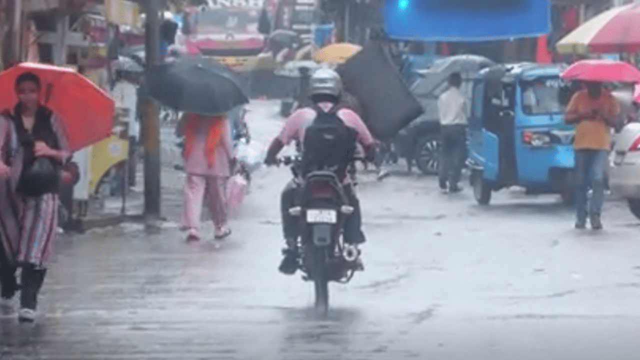 ஜம்மு - காஷ்மீரில் பெய்து வரும் கனமழை காரணமாக மக்களின் இயல்பு வாழ்க்கை பாதிப்பு