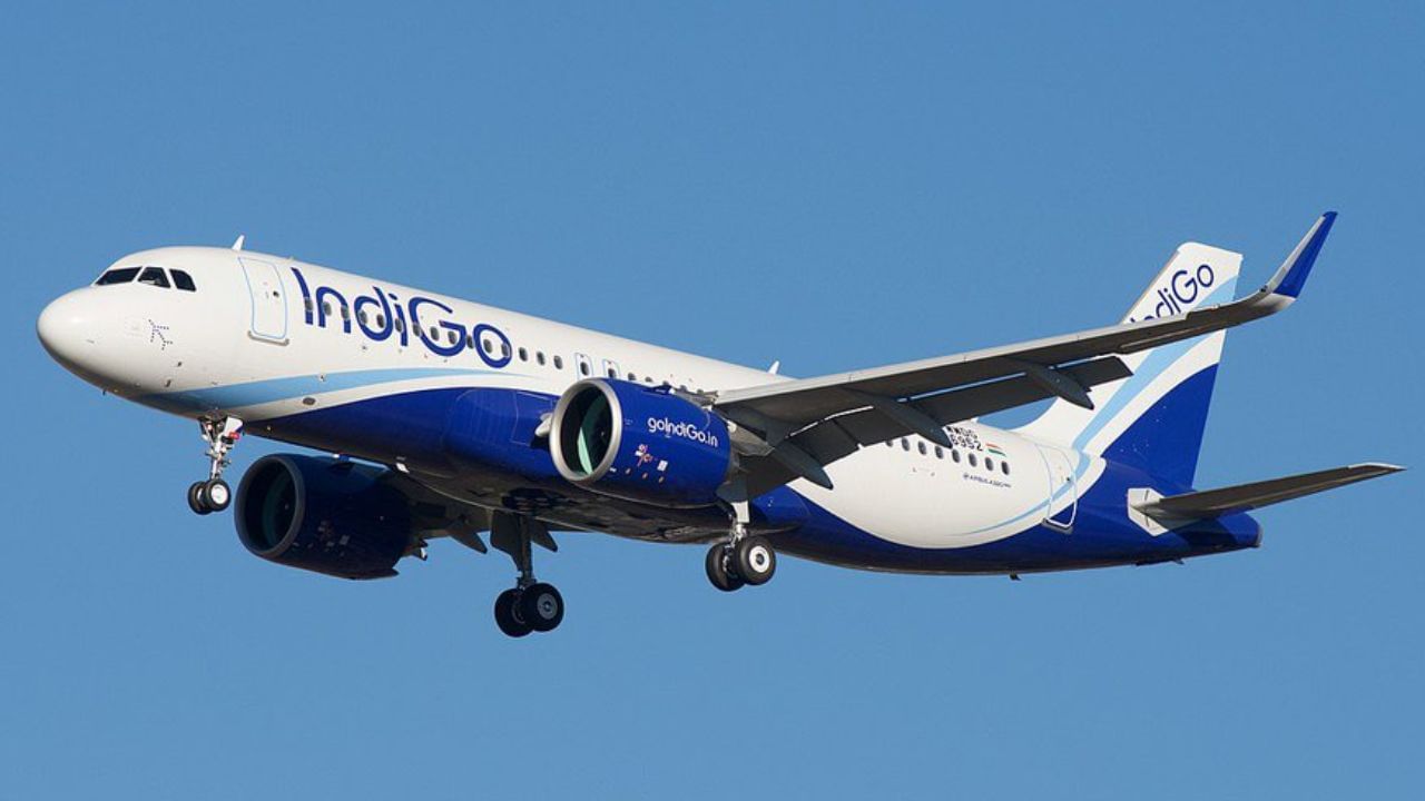 Chennai Airport: சென்னை விமான நிலையத்தில் பரபரப்பு.. விமான அவசர கதவு பட்டனை அழுத்திய மாணவன் கைது! Chennai Airport: சென்னை விமான நிலையத்தில் பரபரப்பு.. விமான அவசர கதவு பட்டனை அழுத்திய மாணவன் கைது!
