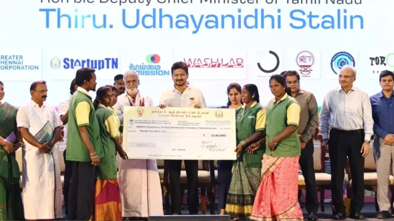 கழிப்பறை திருவிழா 3.0..! டாய்லெட் ரிப்பேர் கபே வாகனத்தை கொடியசைத்து தொடங்கி வைத்த உதயநிதி ஸ்டாலின்!