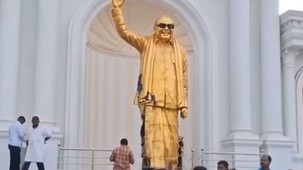 கருணாநிதியின் வெண்கல சிலை மீது கருப்பு பெயிண்ட்.. போலிஸ் விசாரணை!