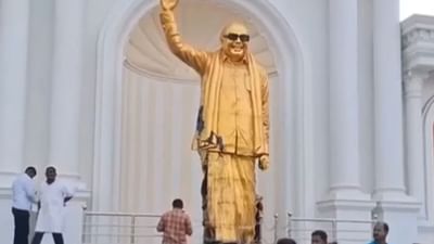 கருணாநிதியின் வெண்கல சிலை மீது கருப்பு பெயிண்ட்.. போலிஸ் விசாரணை! கருணாநிதியின் வெண்கல சிலை மீது கருப்பு பெயிண்ட்.. போலிஸ் விசாரணை!