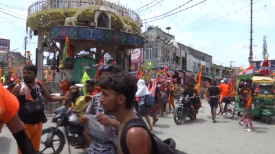 சிவ பக்தர்களுக்கு ஹெலிகாப்டரில் இருந்து மலர் தூவி உற்சாக வரவேற்பு சிவ பக்தர்களுக்கு ஹெலிகாப்டரில் இருந்து மலர் தூவி உற்சாக வரவேற்பு