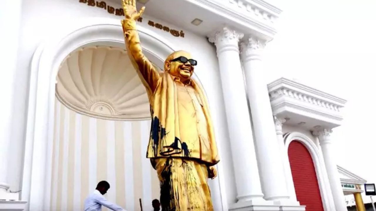 சேலம்: கருணாநிதி சிலை மீது பெயிண்ட் வீசியது யார்? எந்த நோக்கத்தில் நடந்தது? சேலம்: கருணாநிதி சிலை மீது பெயிண்ட் வீசியது யார்? எந்த நோக்கத்தில் நடந்தது?