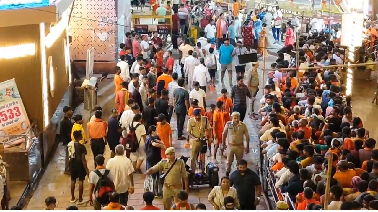சவான் மாதத்தின் முதல் திங்கட்கிழமை.. காசி விஸ்வநாதர் கோயிலில் குவிந்த பக்தர்கள்..