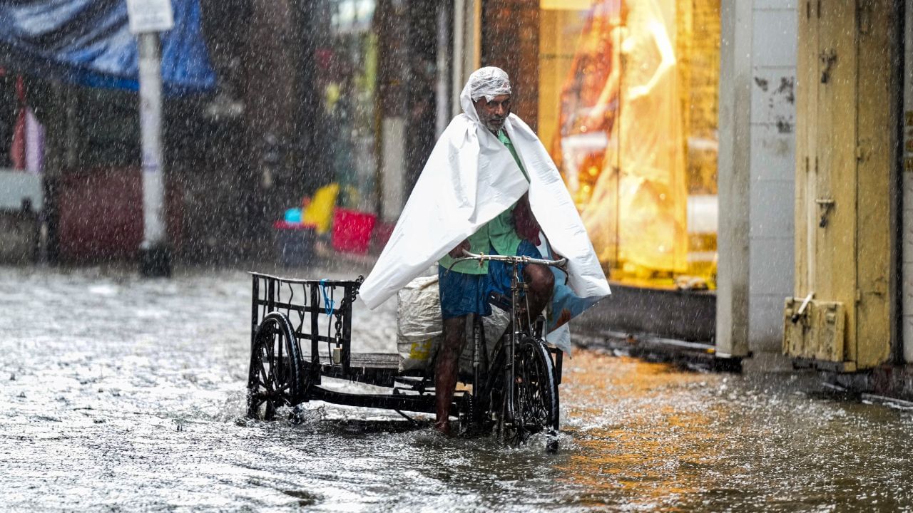 கொல்கத்தாவில் கொட்டித் தீர்த்த  கனமழை.. சாலைகளில் தேங்கிய மழைநீர்.. மக்கள் அவதி!