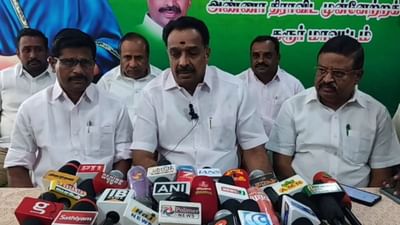 கரூர் காவல்துறையை சாடிய முன்னாள் அமைச்சர் எம்.ஆர்.விஜயபாஸ்கர்! கரூர் காவல்துறையை சாடிய முன்னாள் அமைச்சர் எம்.ஆர்.விஜயபாஸ்கர்!