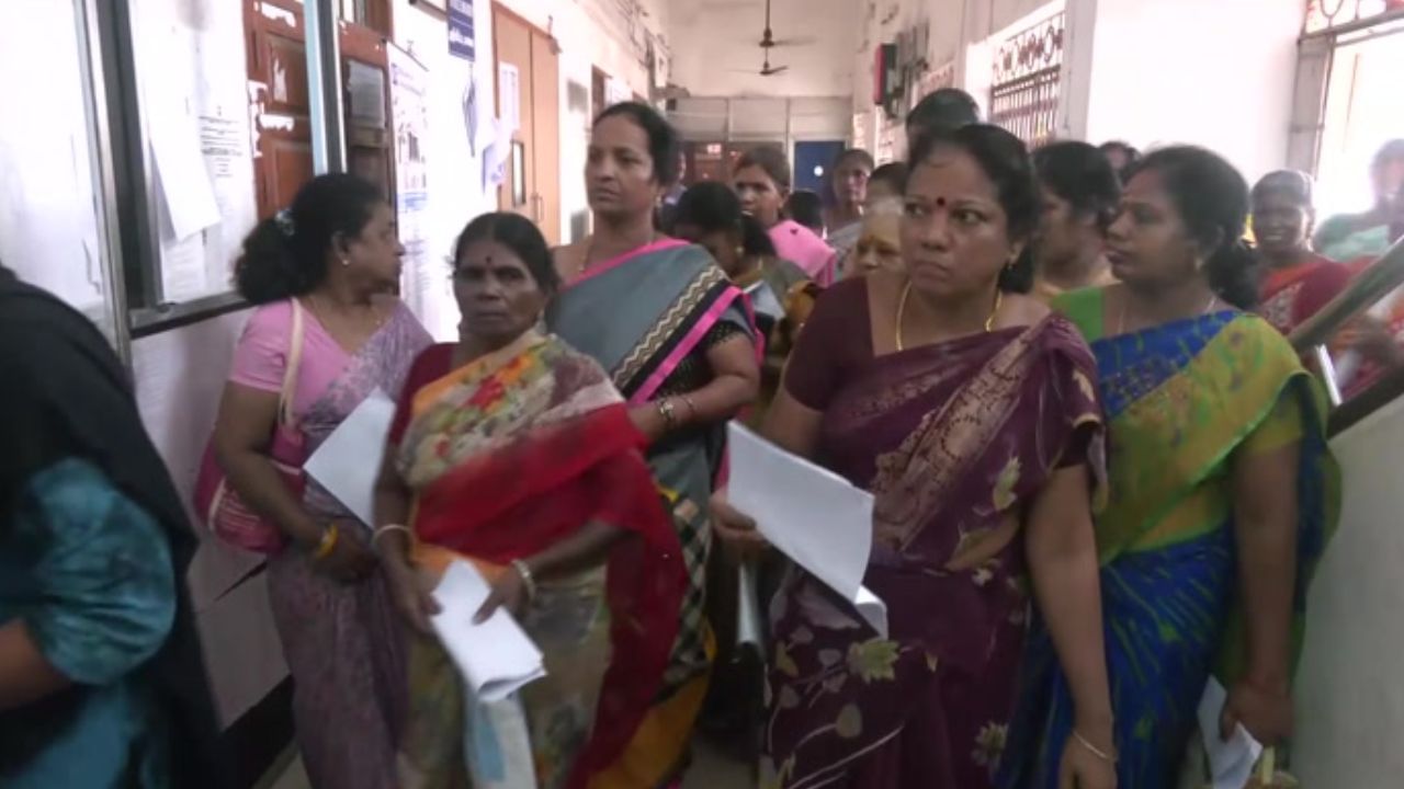 மகளிர் உரிமைத்தொகை.. மண்டல அலுவலகத்தை முற்றுகையிட்ட பெண்கள்!