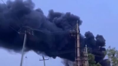 சென்னை: தீப்பற்றிய சரக்கு ரயில்.. மளமளவென பற்றிய தீ! சென்னை: தீப்பற்றிய சரக்கு ரயில்.. மளமளவென பற்றிய தீ!