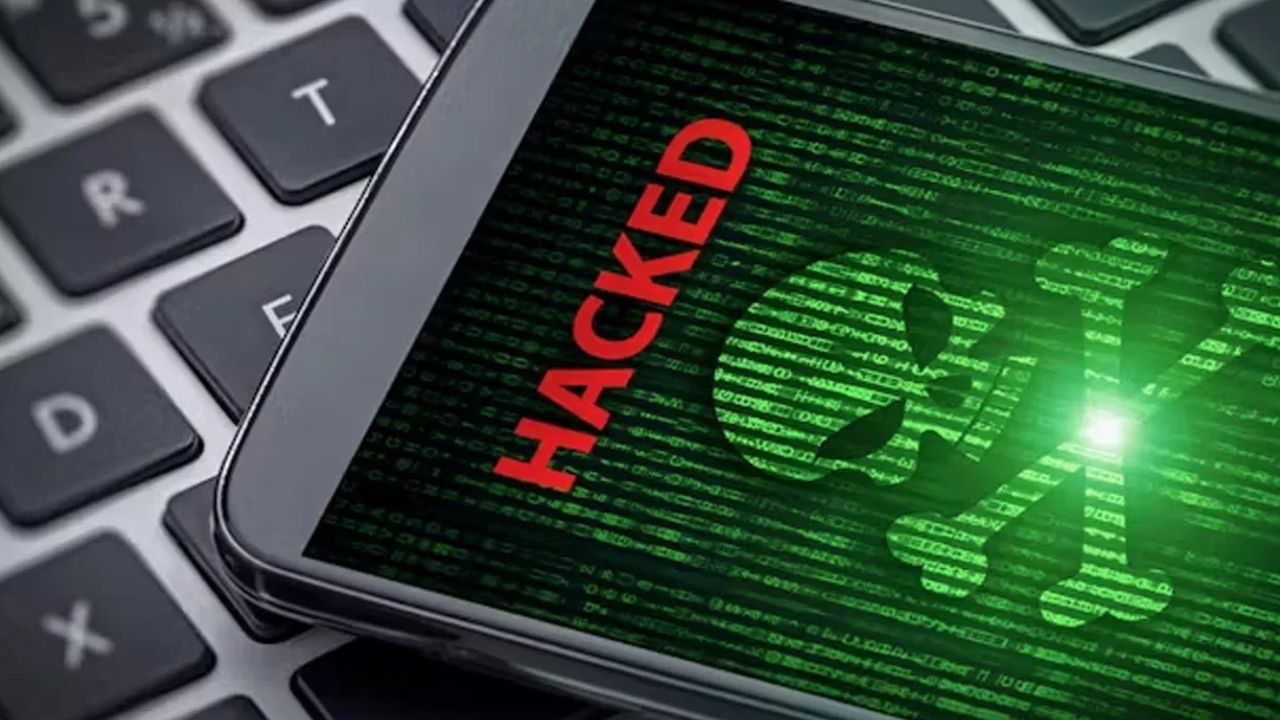 Smartphone Hack : உஷார்.. ஸ்மார்ட்போன் ஹேக் செய்யப்பட்டதை எச்சரிக்கும் அறிகுறிகள்.. கட்டாயம் தெரிந்துக்கொள்ளுங்கள்! Smartphone Hack : உஷார்.. ஸ்மார்ட்போன் ஹேக் செய்யப்பட்டதை எச்சரிக்கும் அறிகுறிகள்.. கட்டாயம் தெரிந்துக்கொள்ளுங்கள்!