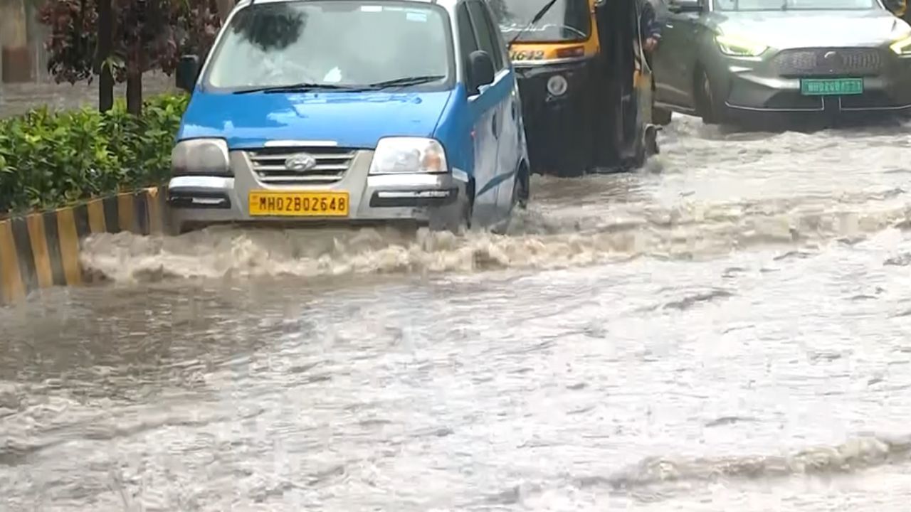 மும்பையில் கொட்டித்தீர்த்த மழை.. சாலைகளில் தேங்கிய மழை நீர்..