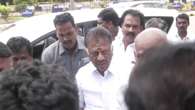 மதுரையில் ஓ.பன்னீர்செல்வத்திற்கு தொண்டர்கள் உற்சாக வரவேற்பு மதுரையில் ஓ.பன்னீர்செல்வத்திற்கு தொண்டர்கள் உற்சாக வரவேற்பு