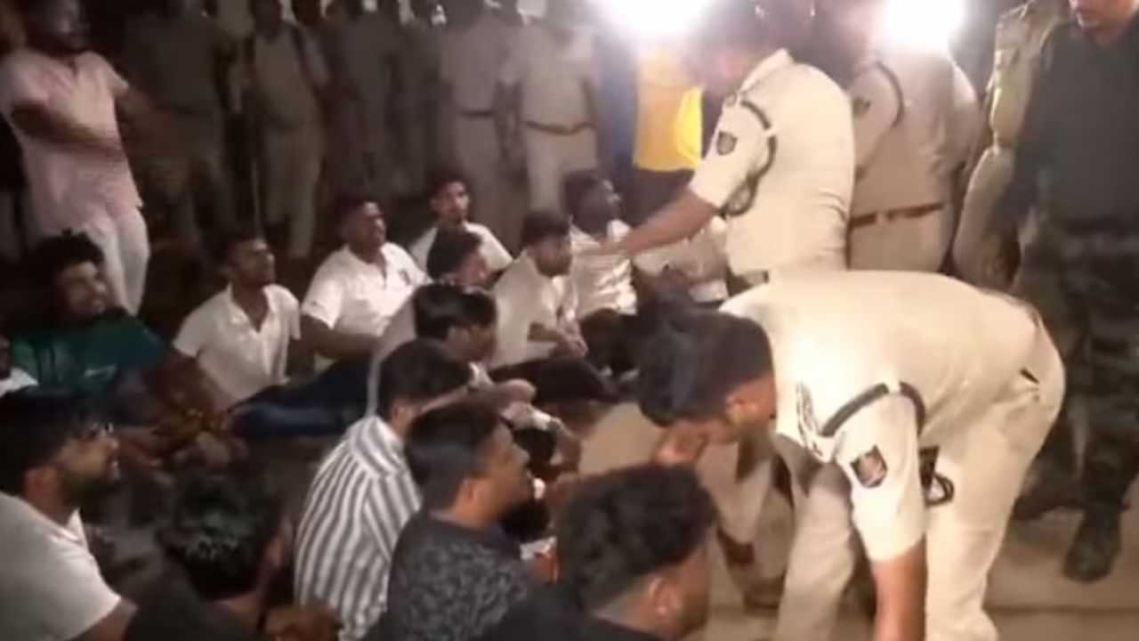 Odisha Student Suicide Case: பேராசியர் மீது பாலியல் புகார்.. நடவடிக்கை இல்லாததால் தீக்குளித்த மாணவி உயிரிழப்பு.. ஒடிசாவில் வெடித்த போராட்டம்!