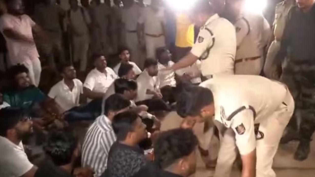 Odisha Student Suicide Case: பேராசியர் மீது பாலியல் புகார்.. நடவடிக்கை இல்லாததால் தீக்குளித்த மாணவி உயிரிழப்பு.. ஒடிசாவில் வெடித்த போராட்டம்! Odisha Student Suicide Case: பேராசியர் மீது பாலியல் புகார்.. நடவடிக்கை இல்லாததால் தீக்குளித்த மாணவி உயிரிழப்பு.. ஒடிசாவில் வெடித்த போராட்டம்!