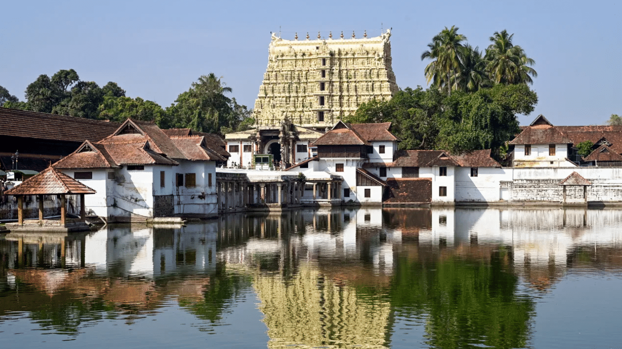 பத்மநாபசாமி கோவிலில் கேமரா கண்ணாடியுடன் வந்த பக்தர் – அதிர்ச்சி சம்பவம் பத்மநாபசாமி கோவிலில் கேமரா கண்ணாடியுடன் வந்த பக்தர் – அதிர்ச்சி சம்பவம்