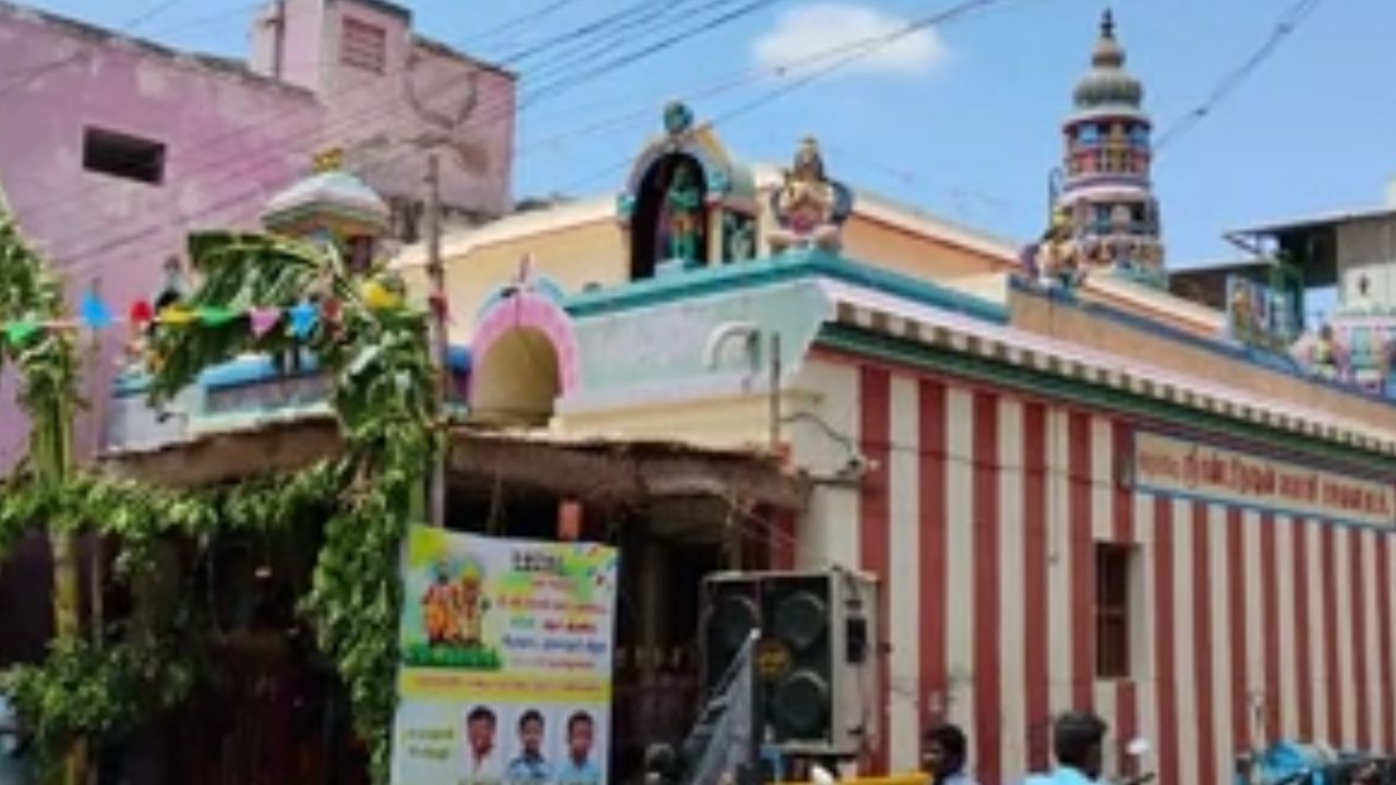 பண்டரிநாதன் கோயிலில் சிறப்பு அபிஷேகம்.. கருவறைக்குள் சென்று வணங்கிய பக்தர்கள்!