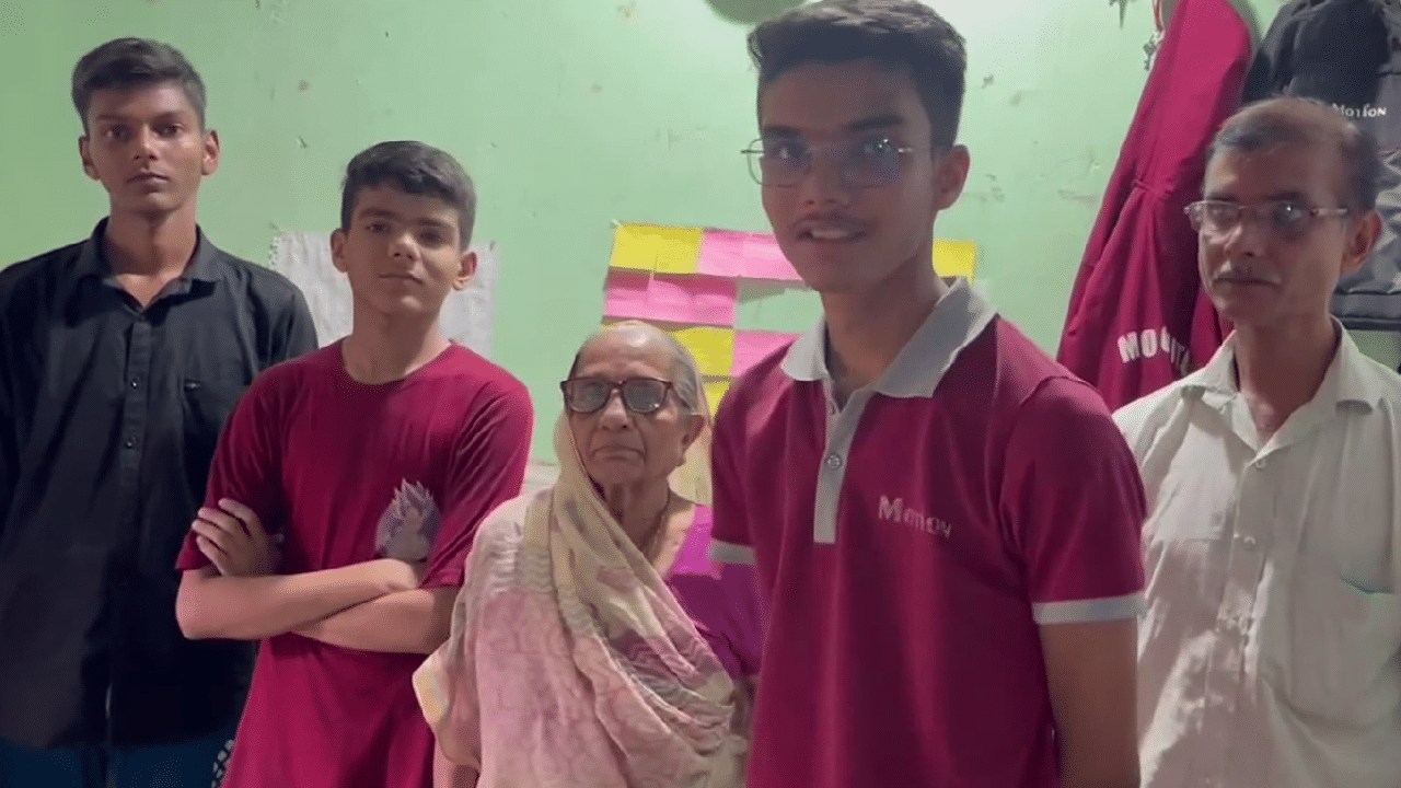 ஐஐடியில் இணைந்து படிக்கவிருக்கும் பானிபூரி விற்பவரின் மகன் - குவியும் பாராட்டு