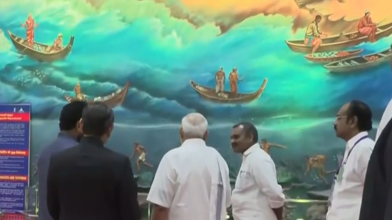 தூத்துக்குடி : கடல் வணிகம் ஓவியம்.. பார்வையிட்டு கேட்டறிந்த பிரதமர் மோடி!