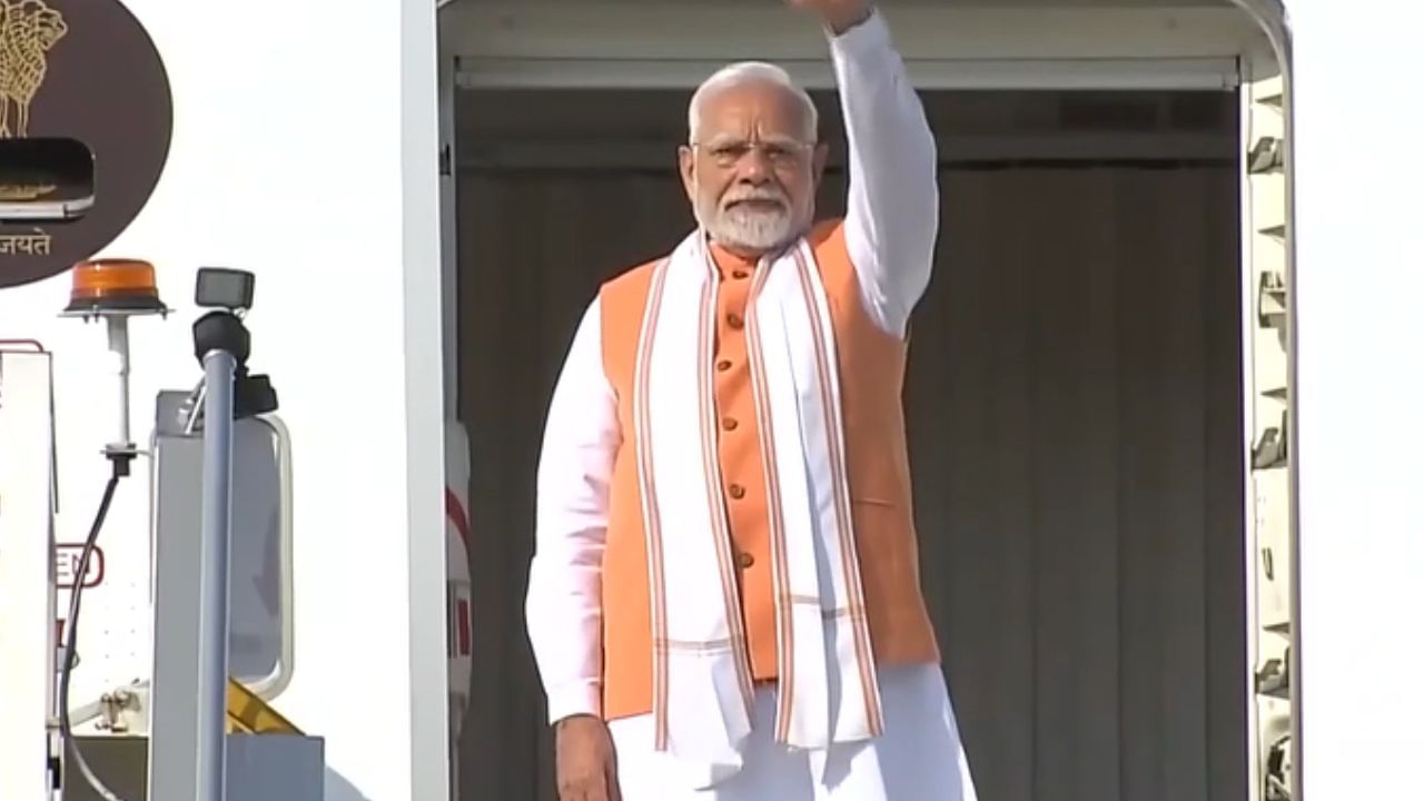 8 நாட்கள் சுற்றுப்பயணத்தை தொடங்கிய பிரதமர் மோடி!