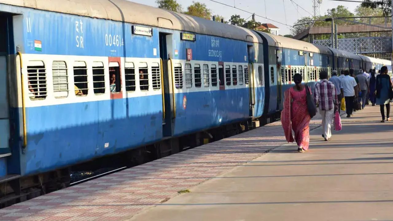 இனி ரயில் நிலையத்தில் ரீல்ஸ் எடுத்தால் நடவடிக்கை.. ரூ. 1000 அபராதம் என எச்சரிக்கை.. இனி ரயில் நிலையத்தில் ரீல்ஸ் எடுத்தால் நடவடிக்கை.. ரூ. 1000 அபராதம் என எச்சரிக்கை..