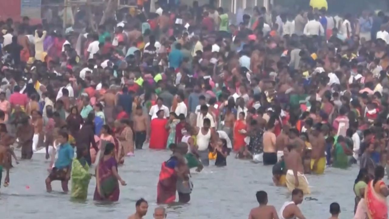 ஆடி அமாவாசை.. ராமேஸ்வரத்தில் குவிந்த பக்தர்கள்.