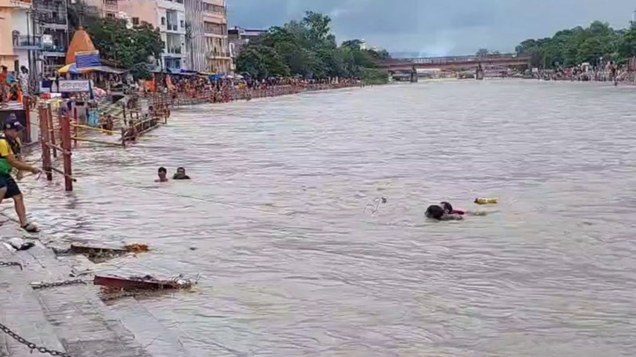 கரைபுரண்டு ஓடும் வெள்ளம்.. ஆற்றில் சிக்கிய 6 இளைஞர்கள் மீட்பு!