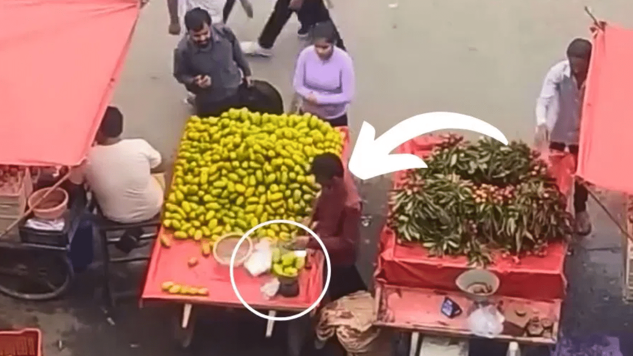 நூதன முறையில் அழுகிய பழங்களை ஏமாற்றி விற்கும் கடைக்காரர் – வைரலாகும் வீடியோ! நூதன முறையில் அழுகிய பழங்களை ஏமாற்றி விற்கும் கடைக்காரர் – வைரலாகும் வீடியோ!
