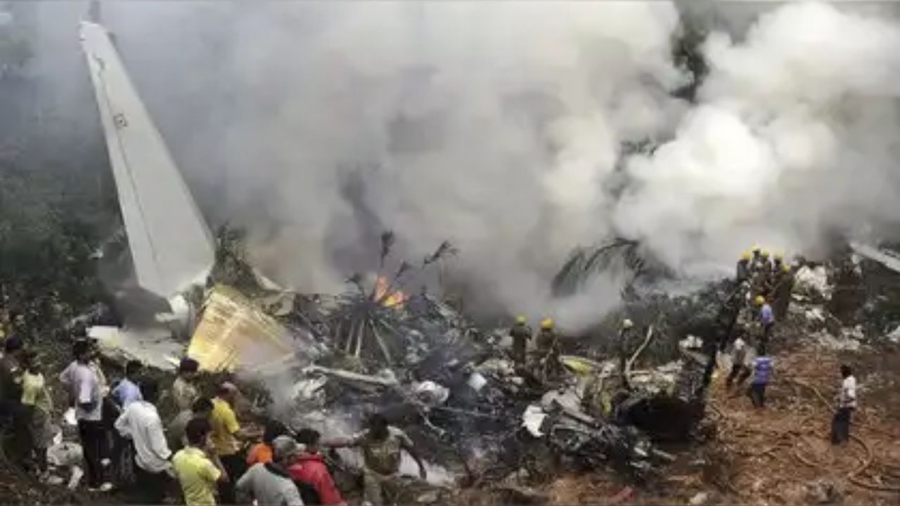 Russia Flight Accident : கீழே விழுந்து நொறுங்கிய ரஷ்ய விமானம்.. 49 பேர் பலி?.. மீட்பு பணிகள் தீவிரம்!