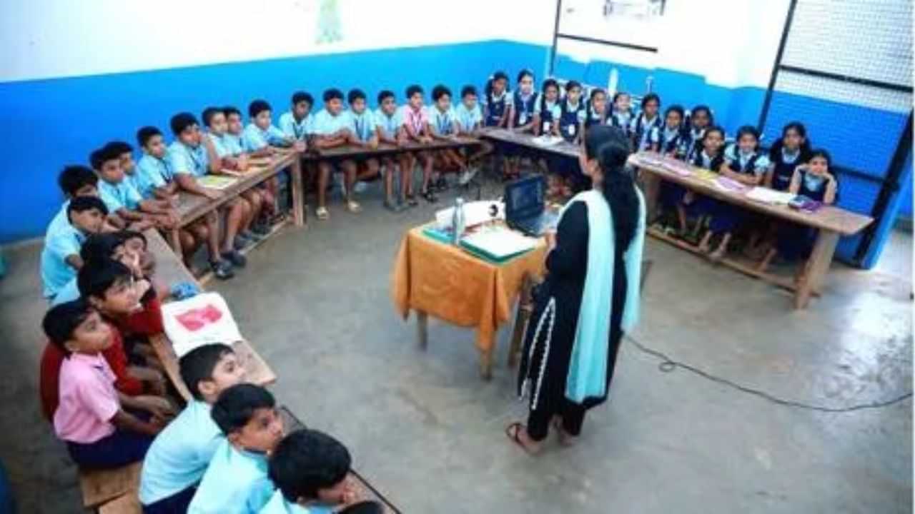 பள்ளிகளில் ’ப வடிவில் இருக்கை வசதி..  நிறுத்தி வைத்ததா பள்ளிக்கல்வித்துறை? உண்மை என்ன?