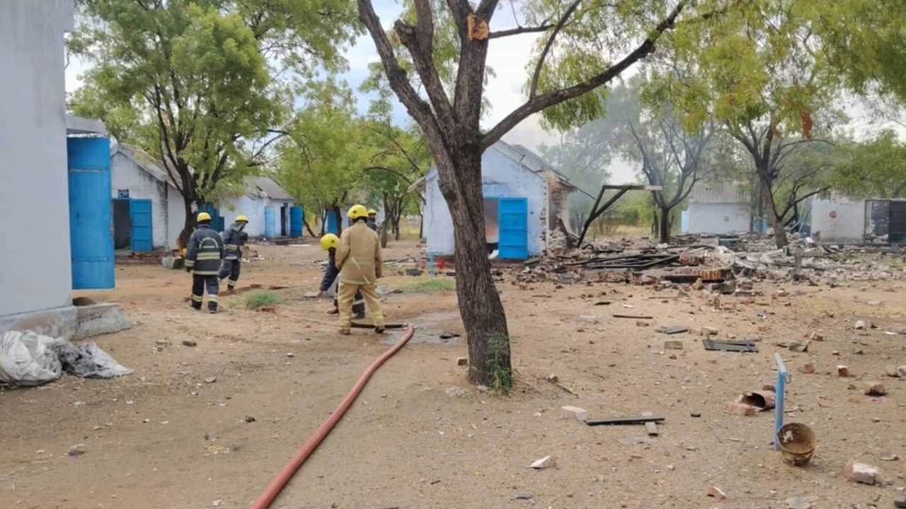 Sivakasi Firecracker Factory: சிவகாசி பட்டாசு ஆலையில் மிகப்பெரிய வெடிவிபத்து.. இதுவரை 3 பேர் பலி, 3 பேர் காயம்! Sivakasi Firecracker Factory: சிவகாசி பட்டாசு ஆலையில் மிகப்பெரிய வெடிவிபத்து.. இதுவரை 3 பேர் பலி, 3 பேர் காயம்!