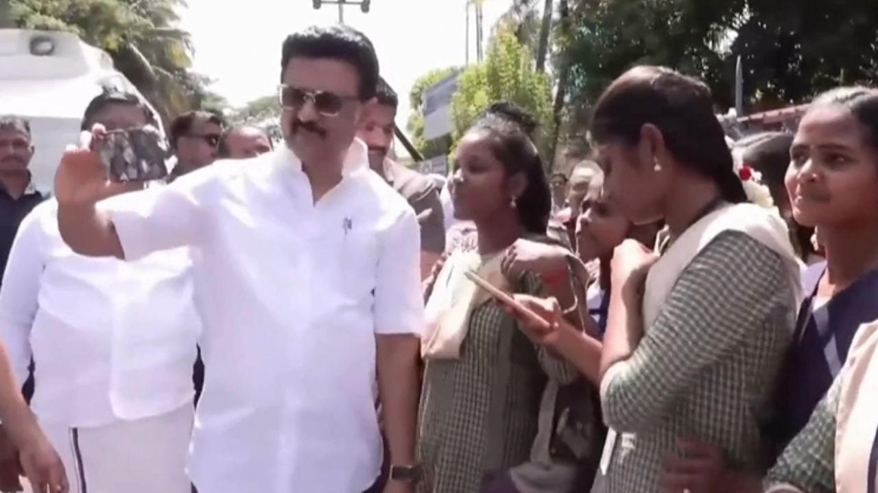 மயிலாடுதுறையில் மாணவிகளுடன் செல்ஃபி எடுத்த முதலமைச்சர் ஸ்டாலின்..