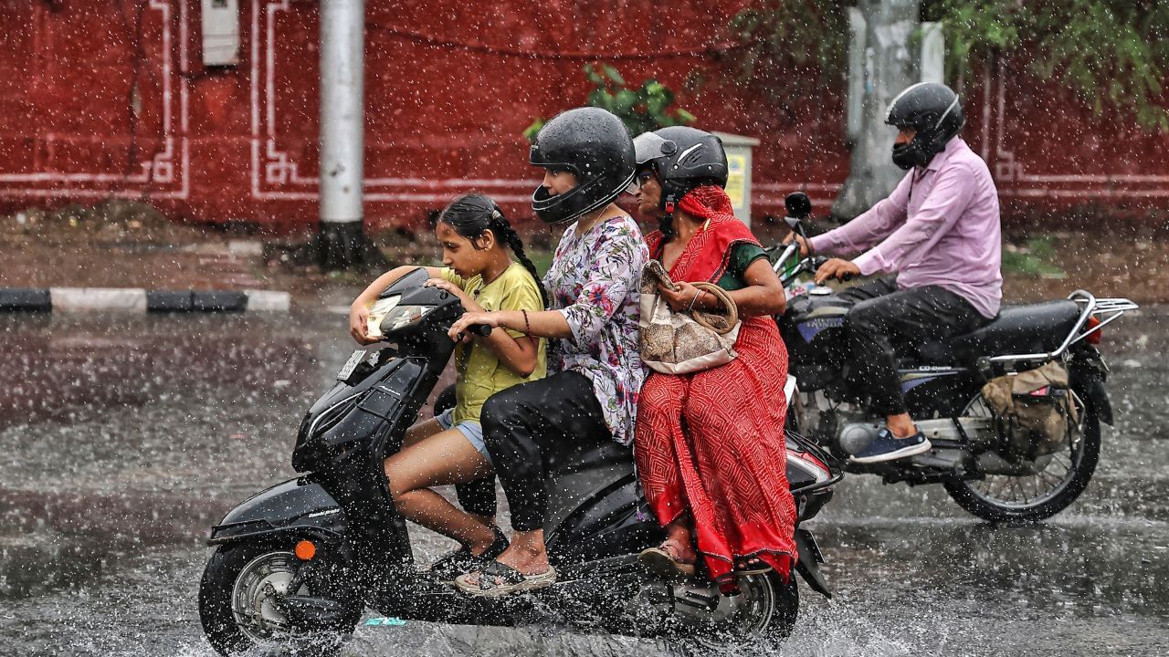 5 நாட்களுக்கு பிச்சு உதறபோகும் கனமழை.. எந்தெந்த மாவட்டங்கள்? லேட்டஸ்ட் வானிலை அப்டேட்! 5 நாட்களுக்கு பிச்சு உதறபோகும் கனமழை.. எந்தெந்த மாவட்டங்கள்? லேட்டஸ்ட் வானிலை அப்டேட்!