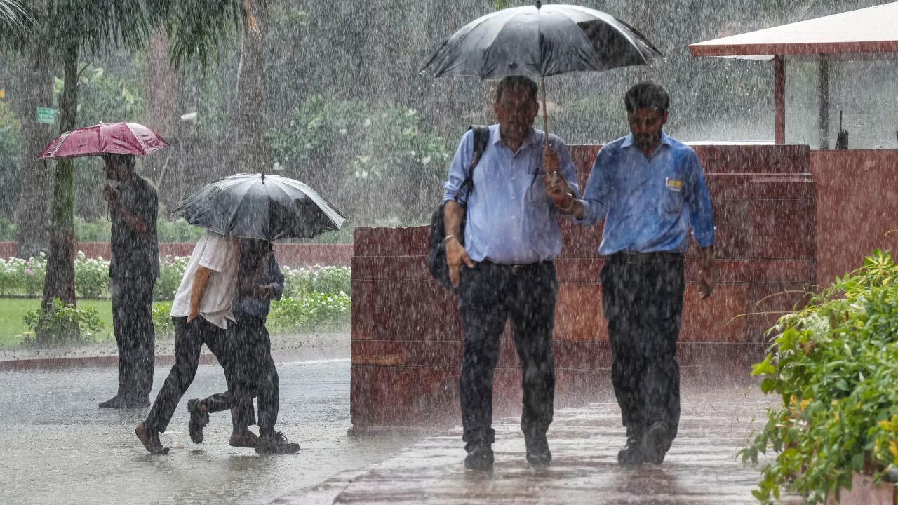 நீலகிரி டூ நெல்லை.. வெளுக்கப்போகும் கனமழை.. வானிலை மையம் அலர்ட் நீலகிரி டூ நெல்லை.. வெளுக்கப்போகும் கனமழை.. வானிலை மையம் அலர்ட்