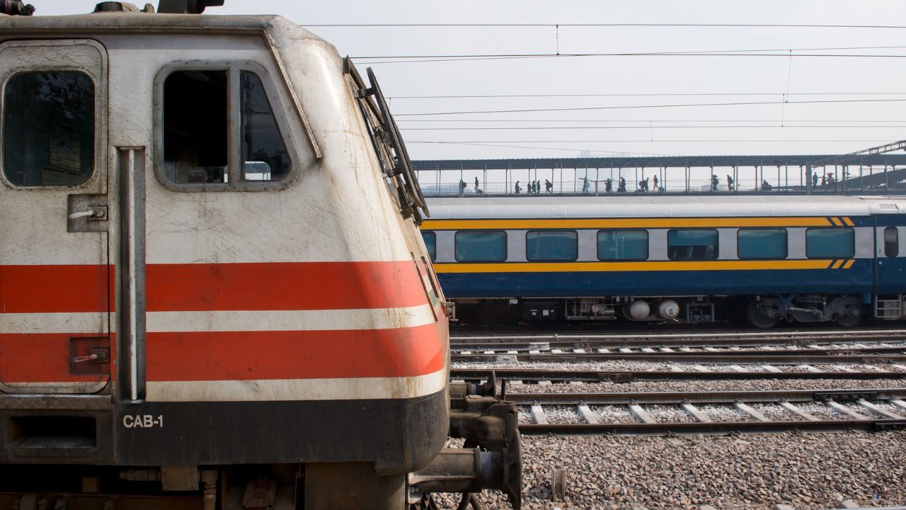 Tiruvallur Train Fire: 17 மணிநேரத்திற்கு பிறகு! ஒரு வழி தடத்தில் தொடங்கிய ரயில் சேவை.. பயணிகள் மகிழ்ச்சி! Tiruvallur Train Fire: 17 மணிநேரத்திற்கு பிறகு! ஒரு வழி தடத்தில் தொடங்கிய ரயில் சேவை.. பயணிகள் மகிழ்ச்சி!
