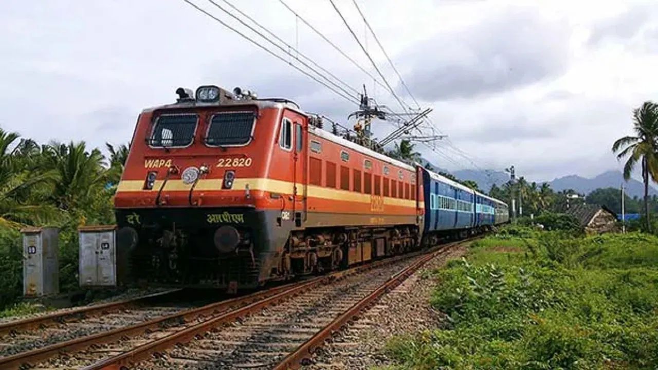 திருவள்ளூர் சரக்கு ரயில் விபத்து எதிரொலி.. 8 ரயில்களை ரத்து செய்த தெற்கு ரயில்வே!