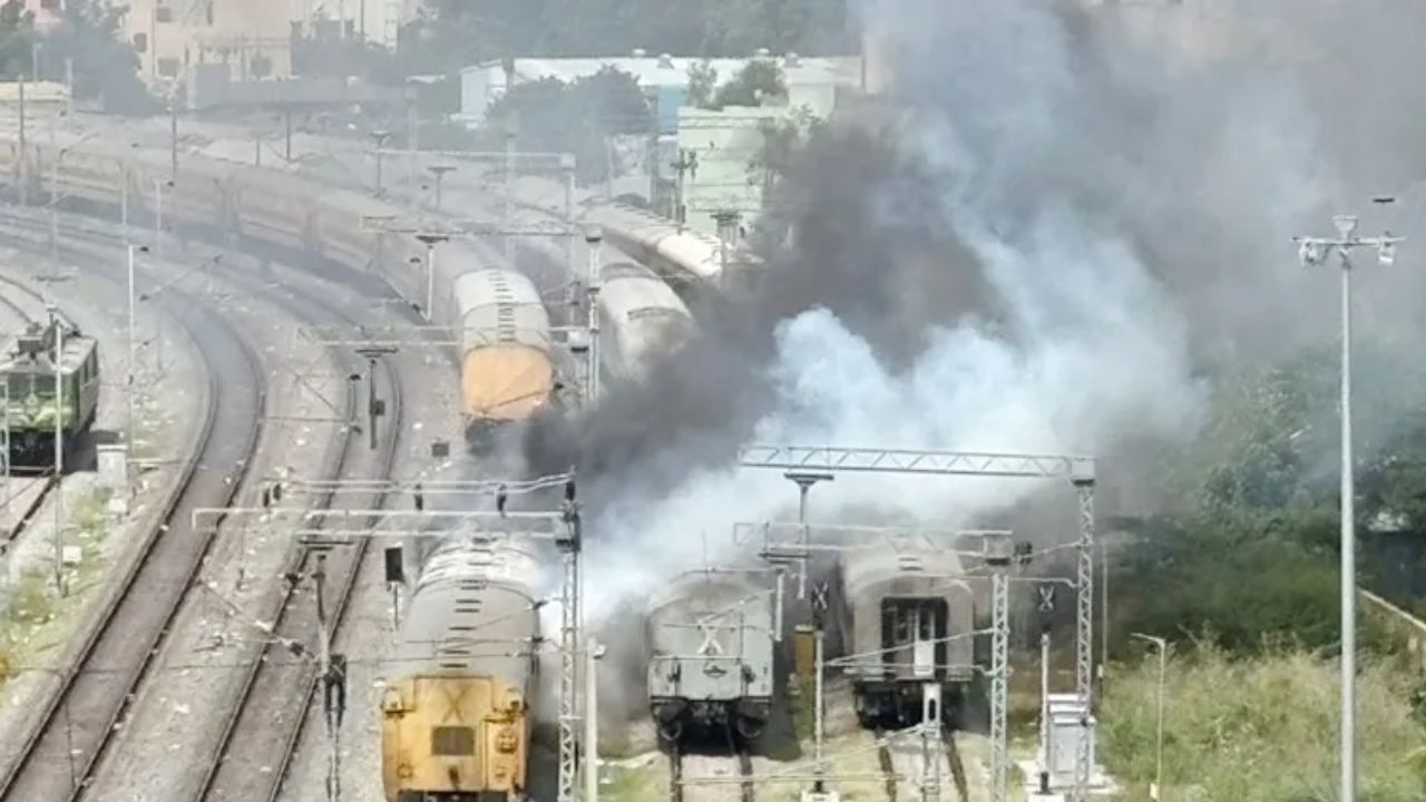 Fire Accident in Tirupati-bound Hisar Express: திருப்பதி -ஹிசார் விரைவு ரயிலில் தீ விபத்து: நடந்தது என்ன? Fire Accident in Tirupati-bound Hisar Express: திருப்பதி -ஹிசார் விரைவு ரயிலில் தீ விபத்து: நடந்தது என்ன?