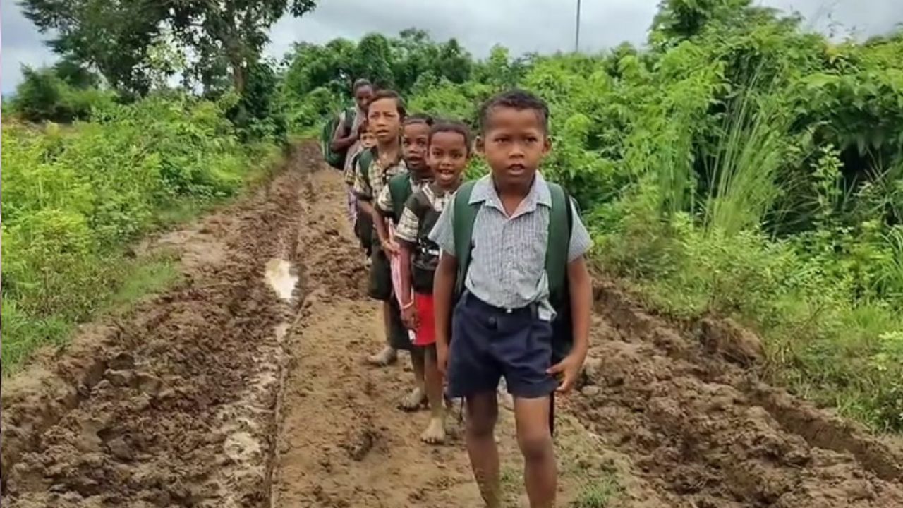 மோசமான சாலை வசதி! 3 கி.மீ நடந்து பள்ளிக்கு செல்லும் பழங்குடியின மாணவர்கள்..! மோசமான சாலை வசதி! 3 கி.மீ நடந்து பள்ளிக்கு செல்லும் பழங்குடியின மாணவர்கள்..!