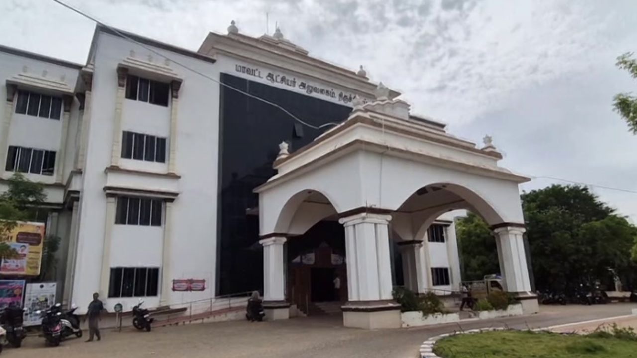திருச்சி அரசு அலுவலகங்களுக்கு வெடிகுண்டு மிரட்டல்.. வழக்கு பதிவு செய்து போலீசார் விசாரணை..!