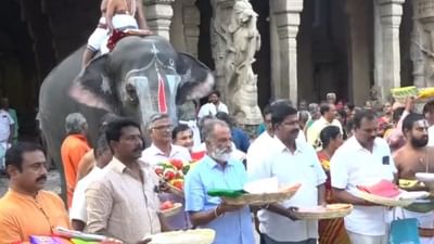 ஸ்ரீரங்கம் டூ திருப்பதி.. வஸ்திர மரியாதை கோலாகலம்! ஸ்ரீரங்கம் டூ திருப்பதி.. வஸ்திர மரியாதை கோலாகலம்!