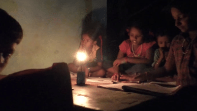 திருச்சி அருகே 16 ஆண்டுகளாக மின்சாரம் இல்லாமல் தவிக்கும் கிராமம்! திருச்சி அருகே 16 ஆண்டுகளாக மின்சாரம் இல்லாமல் தவிக்கும் கிராமம்!