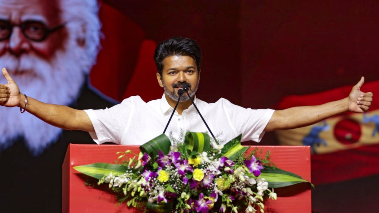 2 கோடி டார்கெட்.. உறுப்பினர் சேர்க்கையை வேகபடுத்தும் விஜய்.. நாளை செயலி அறிமுகம்! 2 கோடி டார்கெட்.. உறுப்பினர் சேர்க்கையை வேகபடுத்தும் விஜய்.. நாளை செயலி அறிமுகம்!