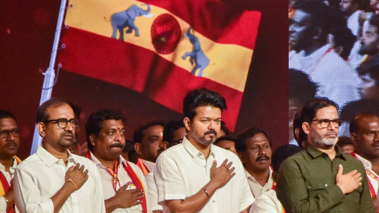 த.வெ.க கட்சி கொடி விவகாரம்.. தலைவர் விஜய் பதிலளிக்க உயர்நீதிமன்றம் உத்தரவு.. த.வெ.க கட்சி கொடி விவகாரம்.. தலைவர் விஜய் பதிலளிக்க உயர்நீதிமன்றம் உத்தரவு..