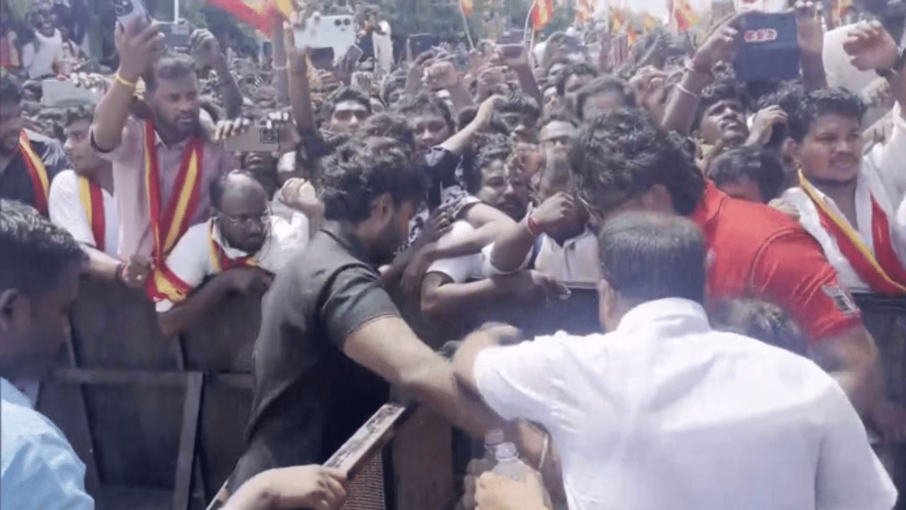 தவெக போராட்டத்தில் கடுமையான வெயில் காரணமாக மயங்கி விழுந்த தொண்டர்கள்