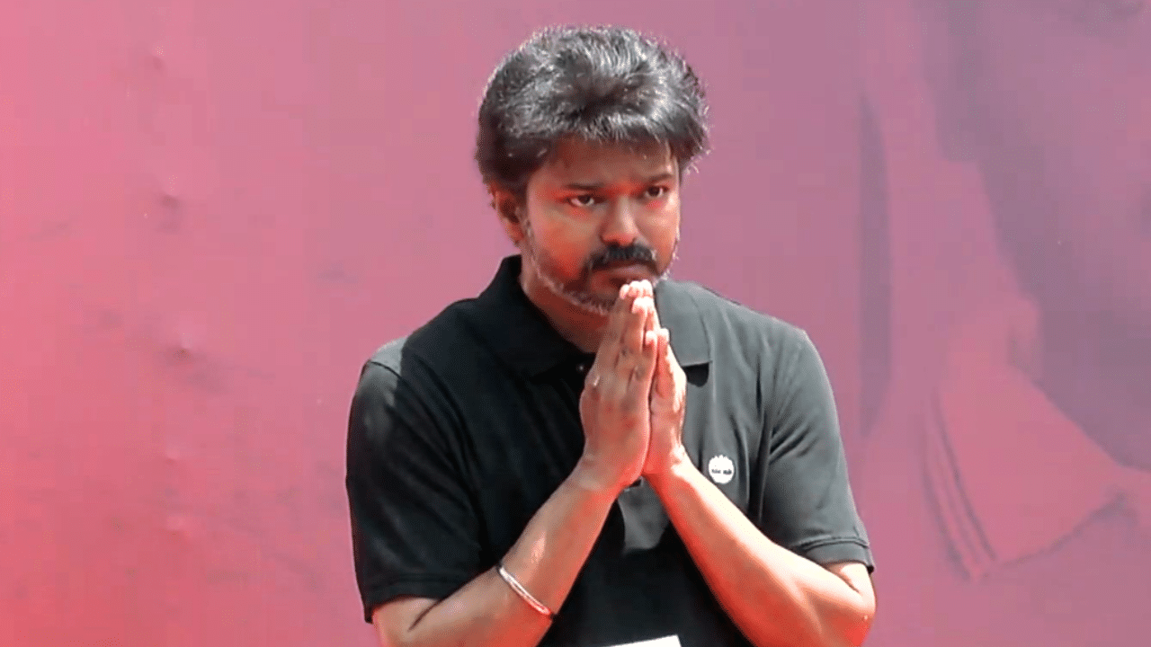 போராட்டத்தின்போது சாலையின் தடுப்புகள் சேதம் – சரிசெய்ய அனுமதி கேட்டு தவெக கடிதம்! போராட்டத்தின்போது சாலையின் தடுப்புகள் சேதம் – சரிசெய்ய அனுமதி கேட்டு தவெக கடிதம்!