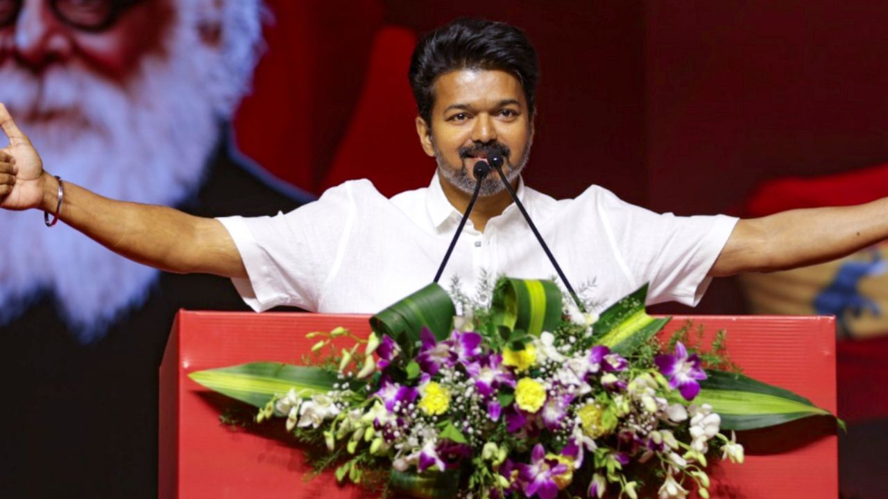 விஜயின் அடுத்த பிளான்.. நாளை மறுநாள் கூடும் தவெக மாவட்ட செயலாளர்கள் கூட்டம்.. அறிமுகமாகும் செயலி! விஜயின் அடுத்த பிளான்.. நாளை மறுநாள் கூடும் தவெக மாவட்ட செயலாளர்கள் கூட்டம்.. அறிமுகமாகும் செயலி!