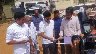திருச்சியில் காமராஜர் நூலக கட்டுமான பணிகளை பார்வையிட்ட உதயநிதி திருச்சியில் காமராஜர் நூலக கட்டுமான பணிகளை பார்வையிட்ட உதயநிதி