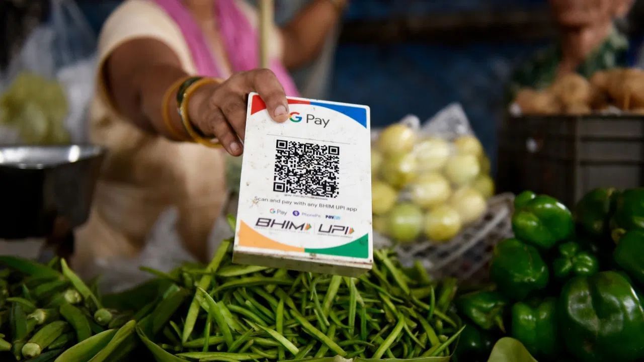 இனி UPI கிடையாது.. ஸ்டிரிக்ட் ஆக சொல்லும் கடை உரிமையாளர்கள்.. காரணம் என்ன? இனி UPI கிடையாது.. ஸ்டிரிக்ட் ஆக சொல்லும் கடை உரிமையாளர்கள்.. காரணம் என்ன?