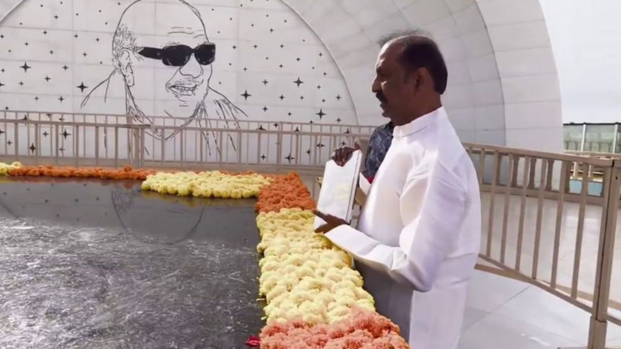 வள்ளுவர் மறை நூலுடன் கருணாநிதி நினைவிடம் சென்ற வைரமுத்து!