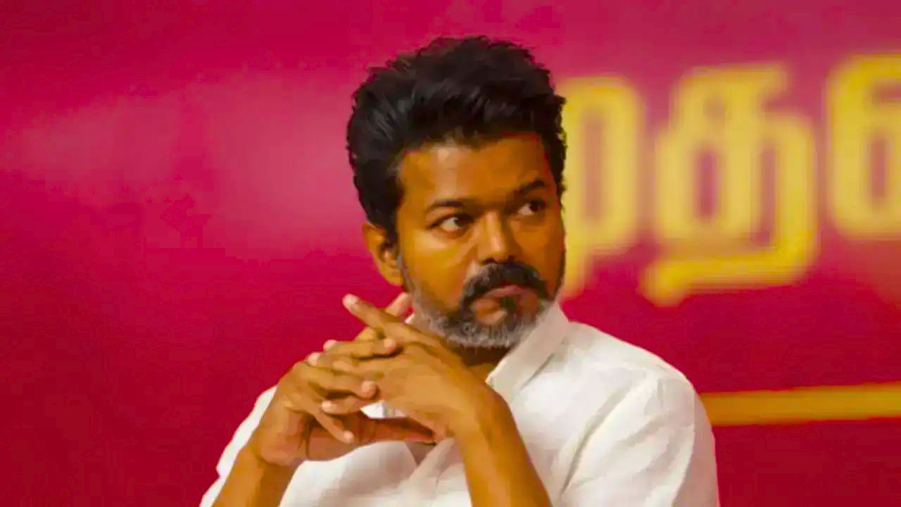 விஜய் வீட்டில் வெடிகுண்டு வைத்திருப்பதாக மிரட்டல் விடுத்த நபர்.. பரபரப்பு! விஜய் வீட்டில் வெடிகுண்டு வைத்திருப்பதாக மிரட்டல் விடுத்த நபர்.. பரபரப்பு!
