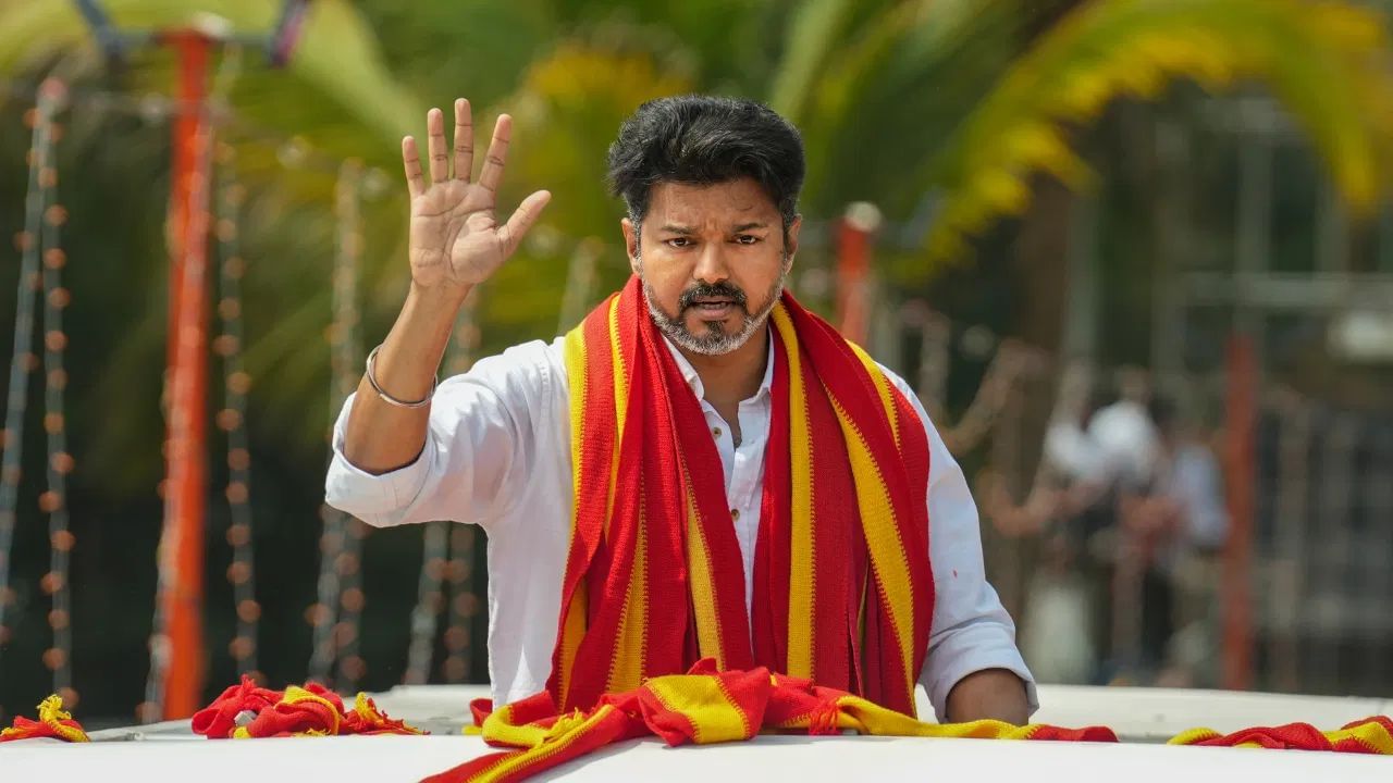 பாஜக – திமுக நாடகத்தை மக்கள் ஏற்க மாட்டார்கள்.. தவெக தலைவர் விஜய் கண்டனம்! பாஜக – திமுக நாடகத்தை மக்கள் ஏற்க மாட்டார்கள்.. தவெக தலைவர் விஜய் கண்டனம்!